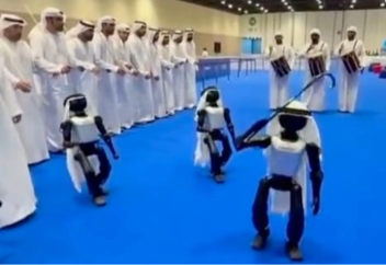 Арабтың дәстүрлі биін билеген роботтар желіде танымал болды
