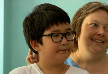 Усыновленный француженкой мальчик спустя 11 лет вернулся в Шымкент (видео)