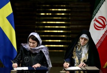 Швед министрі шариғат шәлісін жамылып, феминистердің шамына тиді