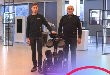 Сал болып қалған кемтарларға тұруға мүмкіндік беретін Kim-e электрлі мүгедектер арбасы құрастырылды (видео)