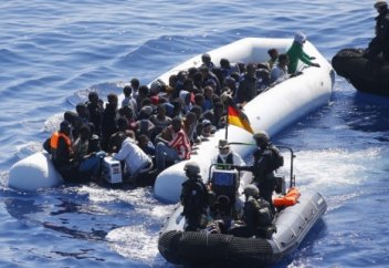 Жерорта теңізіндегі бір апатта 500-ге жуық босқын суға батып кетті (видео)