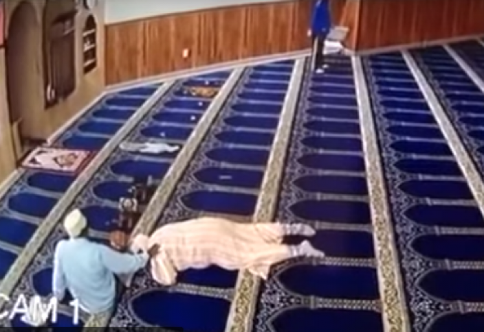 Визит психопата в мечеть привел к непредвиденным последствиям (ВИДЕО)