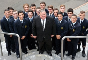 Католик мектебінің мұғалімі оқушыларға Құран оқытып келген