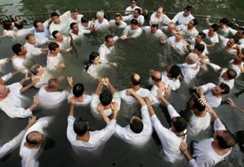 Какими методами казахстанцев завлекают в религиозные культы и секты