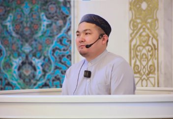 "Оразада көпшілігінің мән бермейтін бір құлшылық түрі бар" - Ерболат Жусупов, "Әзірет Сұлтан" мешітінің бас имамы