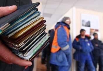 Налог в 10 тысяч тенге в месяц предлагают собирать с гастарбайтеров