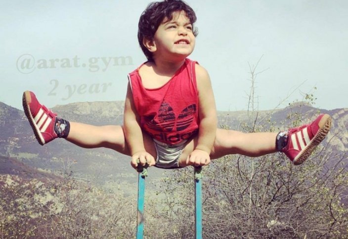 Жөргегінен өнер көрсеткен бала (видео)