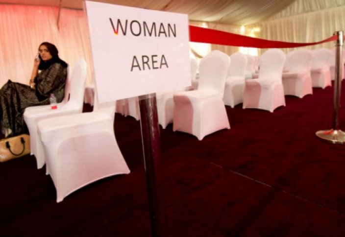 В Бордо разделение мужчин и женщин в магазине успехом не увенчалось