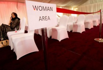 В Бордо разделение мужчин и женщин в магазине успехом не увенчалось