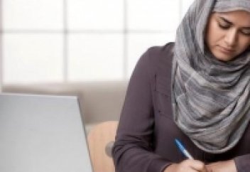 Шешенстан мемлекет қызметкерлерін хиджабсыз жұмысқа кіргізбейді