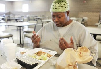 Заключенные-мусульмане через суд добились права на ифтар