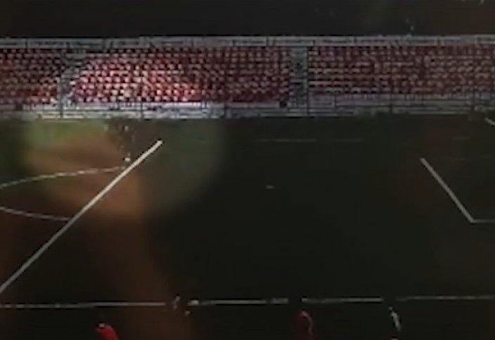 Разные: Удар молнии по вратарю на подмосковном стадионе попал на видео