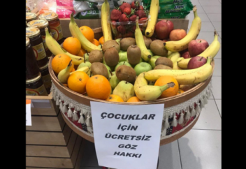 “Балаларға тегін, көз ақысы. Өнімдеріміз жуылған, ас болсын!”