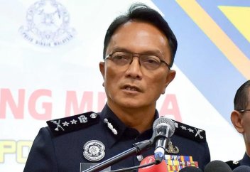 Малайзийскую полицию обвиняют в незаконном запрете двум женщинам приезжать в участок из-за дресс-кода