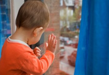 Қазақстанда ата-аналарға баланы үйде қараусыз қалдыруға тыйым салынуы мүмкін