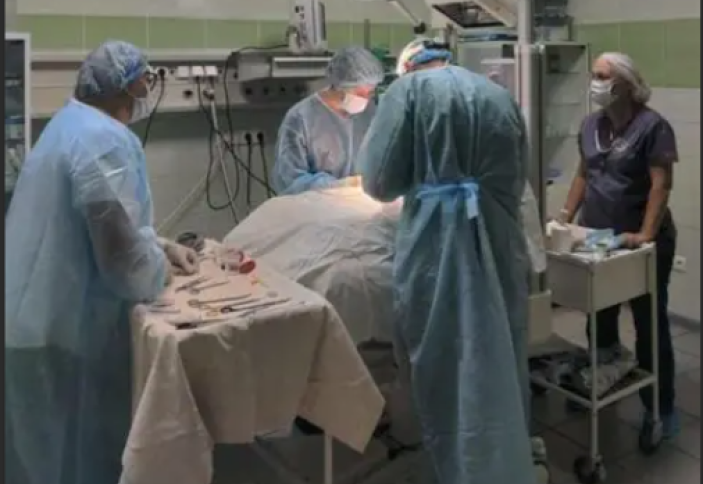 В Узбекистане успешно разделили сиамских близнецов, родившихся недоношенными (фото)