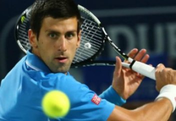 Теннисшінің шеберлігі таңдай қақтырды: ол допты қалтасымен қағып алды - ВИДЕО