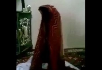 Намаз оқыған жайнамаз (видeо)