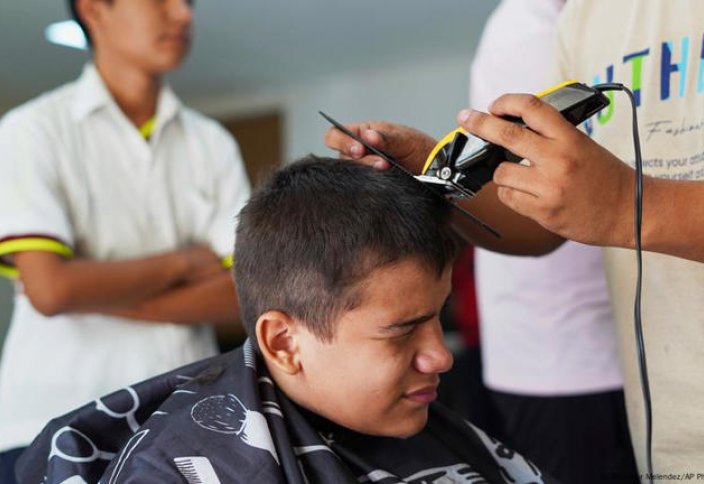 В школах Сальвадора вводятся проверки стрижек в военном стиле