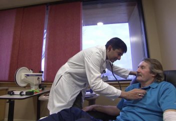 Разное: Врач-мусульманин бросил блестящую карьеру и уехал в деревню с благородной целью