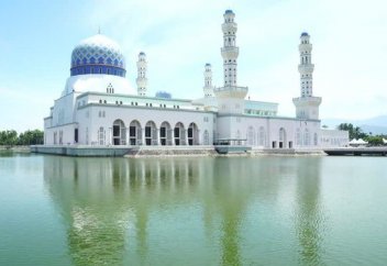 Администрация мечети разочаровалась в туристах после пошлых плясок (ВИДЕО)