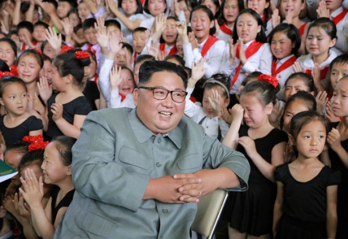 Опубликовано фото смеющегося Ким Чен Ына в окружении рыдающих детей