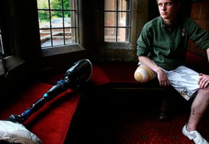 Безногий солдат поддерживает мусульман