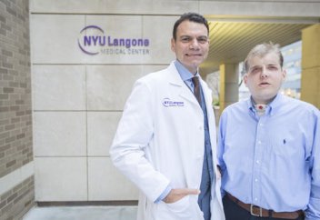 Хирургтар 41 жастағы ер адамға жас жігіттің бетін «салып берді»