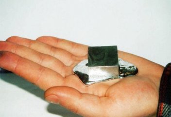 Қолға ұстасаң, балқитын металл (фото+видео)