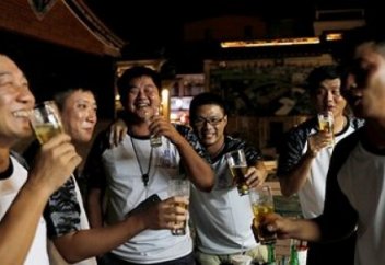 Названа самая вымирающая от алкоголя нация