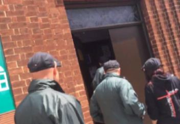 Оңшыл радикалдар мешітке баса-көктеп кірді