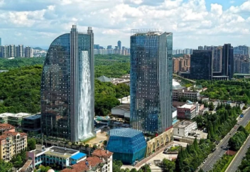 Водопад на небоскребе  (фото+видео)