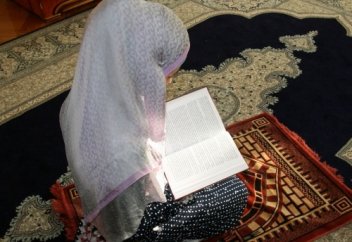 Сіңілім-ау, дегенмен «мен намазхан» іс бітпейді...