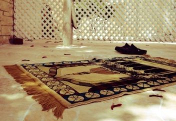 Во время намаза на краешек жайнамаза попала моча ребенка. Будет ли испорчен мой намаз?