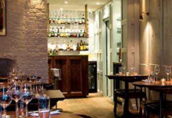 Үндістанда жазасын өтеп келгендер ғана жұмыс істейтін мейрамхана ашылды