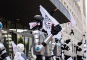 Еуропа елінде роботтар жасанды зердеге қарсы наразылық шеруіне шықты (видео)