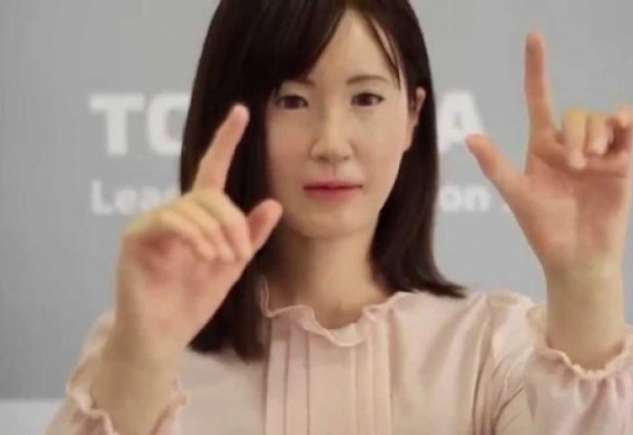 Токиода әйел-роботты дүкенге жұмысқа қабылдады (видео)