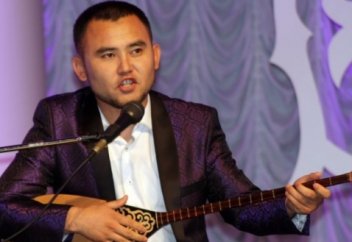 Айдың бетінен дақ іздеп...