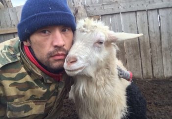 "В ауле меня называют чудаком". Как фермер пасет овец через смартфон (фото+видео)