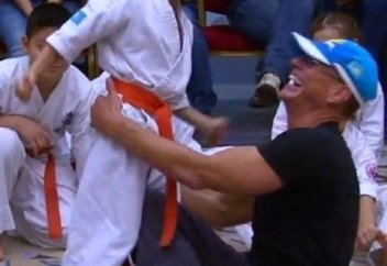 Жан Клод Ван Дамм Алматылық жас каратэшілермен күш сынасты