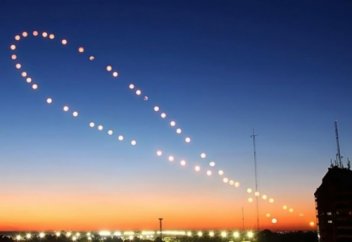 Поразительные фото: за год Солнце выписывает в небе восьмерку (фото)