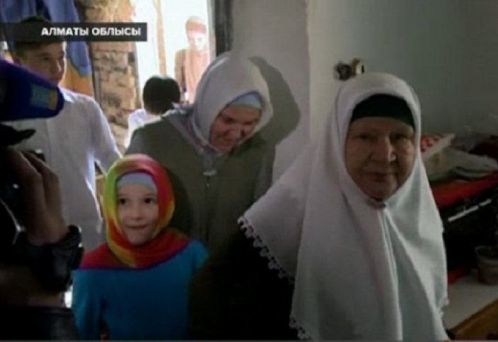 Діни басқарма Алматы облысында ислам дінін қабылдаған 82 жастағы әжейге үй сыйлады