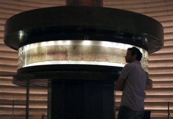 Согласно свиткам Мертвого моря, Ноев ковчег имел форму пирамиды