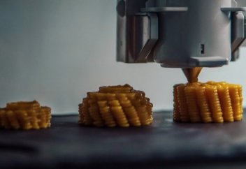 Басып шығарылған тағам аз жеп, тез тоюға машықтандырады (фото+видео)