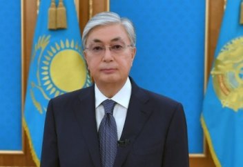 ӨТКЕЛДЕН ӨТЕРДЕ АТ АУЫСТЫРМАЙДЫ ҚАЗАҚ!