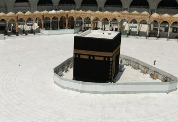 Мекке мен Мәдинадағы қасиетті мешіттер Рамазан айында да жабық болады