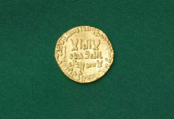 Туркменка нашла редчайшую золотую монету Аббасидского халифата