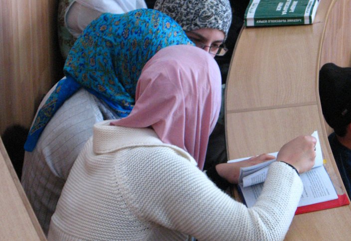Встречают по одежке. Узбекские вузы не принимают документы у абитуриенток в хиджабах