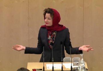 Разное: Австрийский депутат надела платок в знак протеста против его запрета