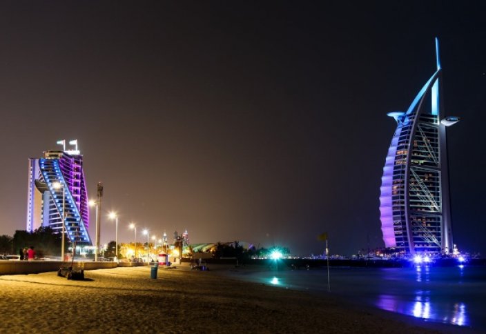 Түнде шомылғыңыз келсе, Дубайға барыңыз (видео)